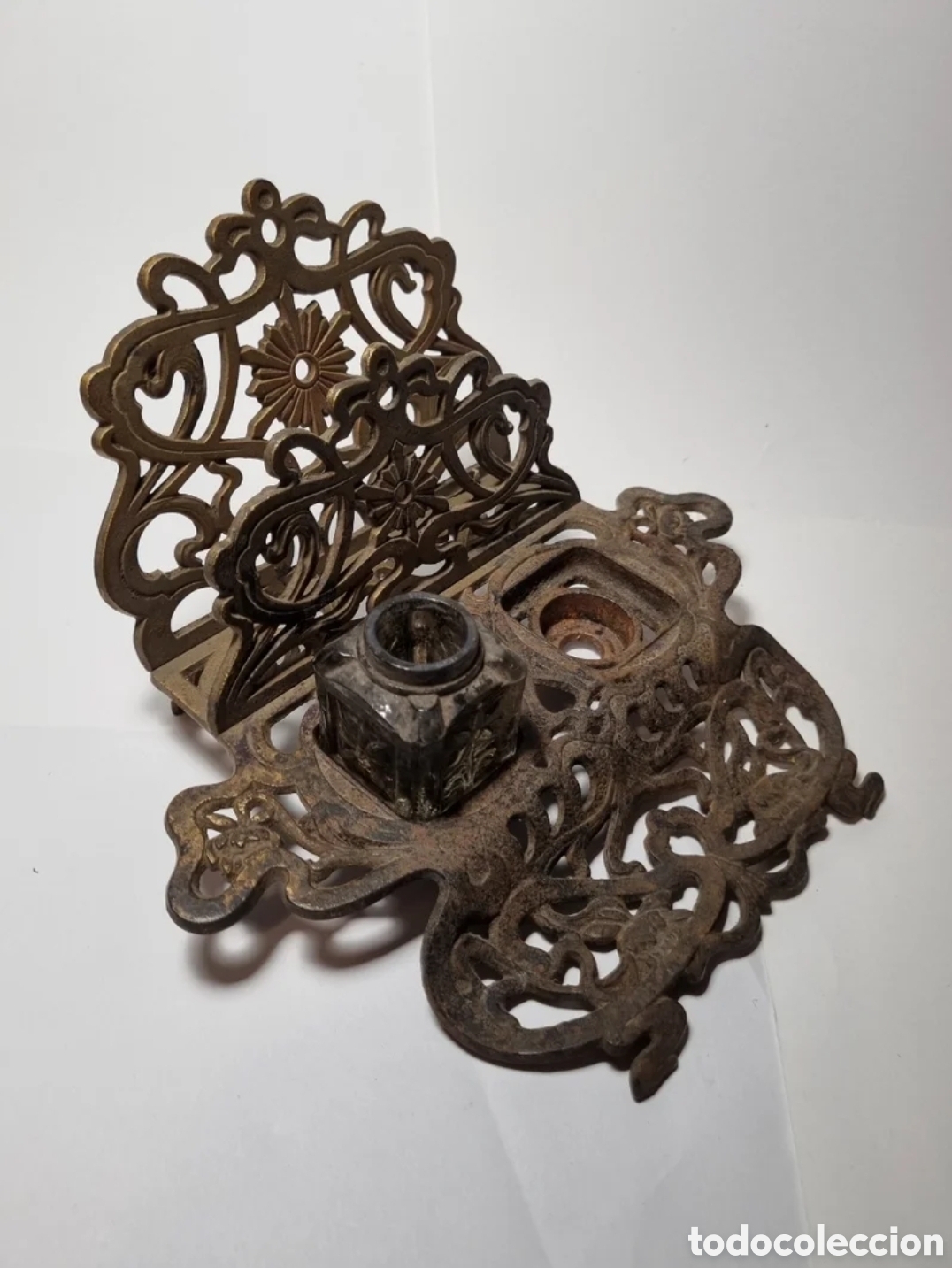 Escriban&iacute;a modernista de bronce