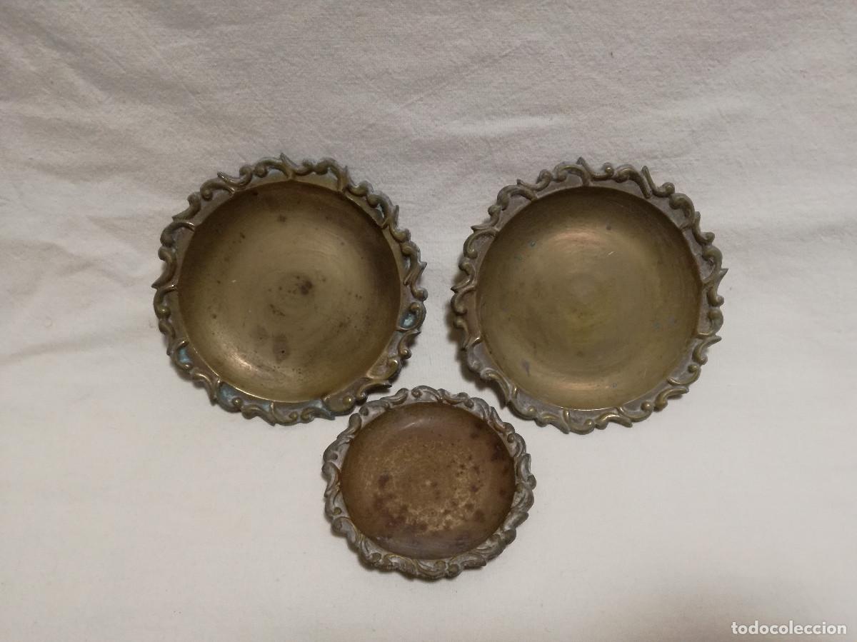 Antig&uuml;edades: 3 PLATOS PEQUE&Ntilde;OS DE BRONCE / LATON - Foto 1