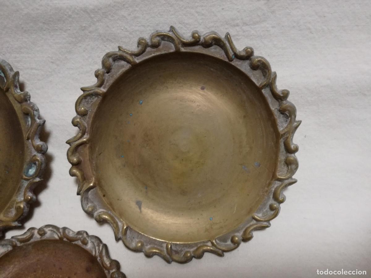 Antig&uuml;edades: 3 PLATOS PEQUE&Ntilde;OS DE BRONCE / LATON - Foto 3