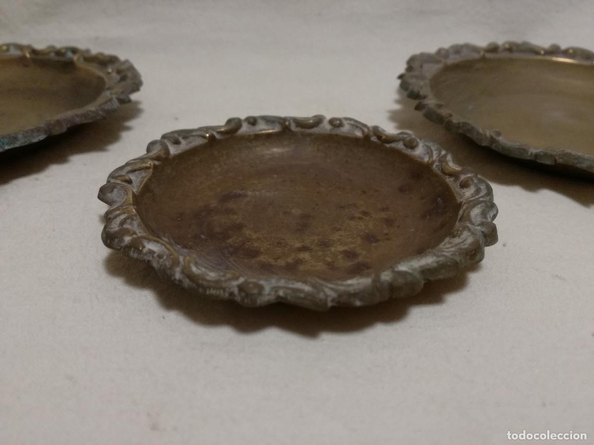Antig&uuml;edades: 3 PLATOS PEQUE&Ntilde;OS DE BRONCE / LATON - Foto 6