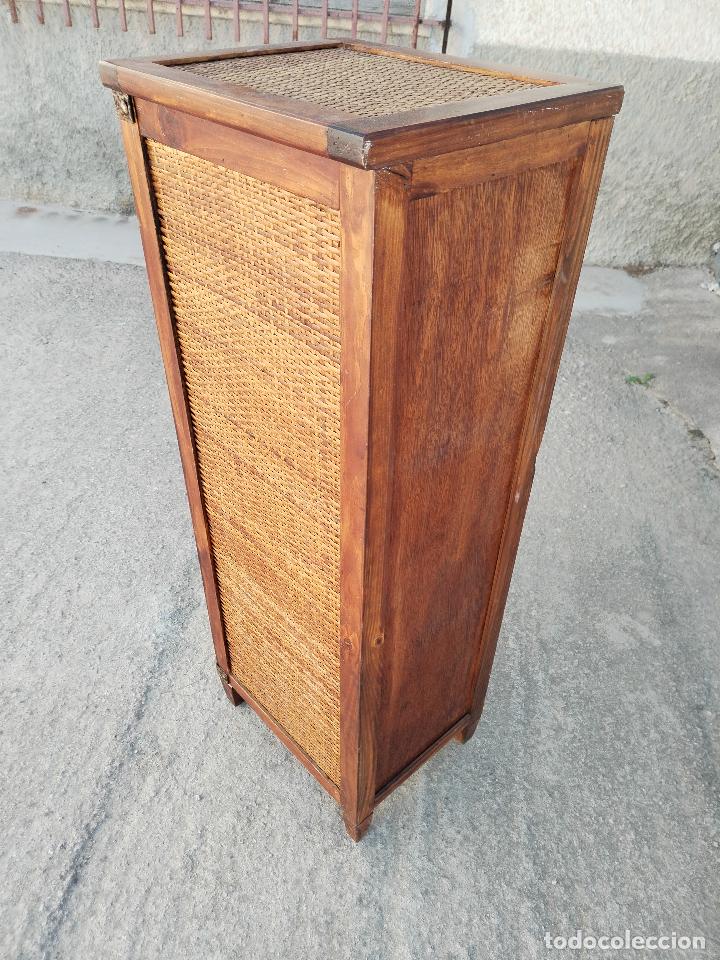 Antig&uuml;edades: mueble auxiliar de madera y rat&aacute;n bamb&uacute; - Foto 3