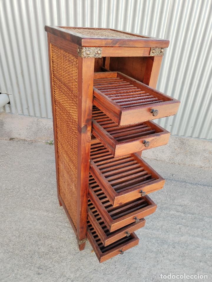 Antig&uuml;edades: mueble auxiliar de madera y rat&aacute;n bamb&uacute; - Foto 4