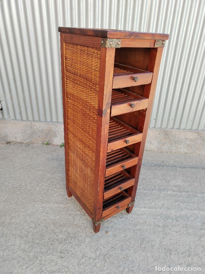 Antig&uuml;edades: mueble auxiliar de madera y rat&aacute;n bamb&uacute; - Foto 1