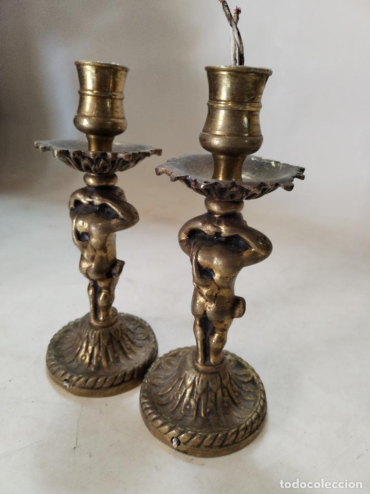 Antig&uuml;edades: 2 candelabros angelitos de bronce - Foto 2