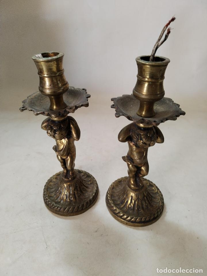 Antig&uuml;edades: 2 candelabros angelitos de bronce - Foto 3