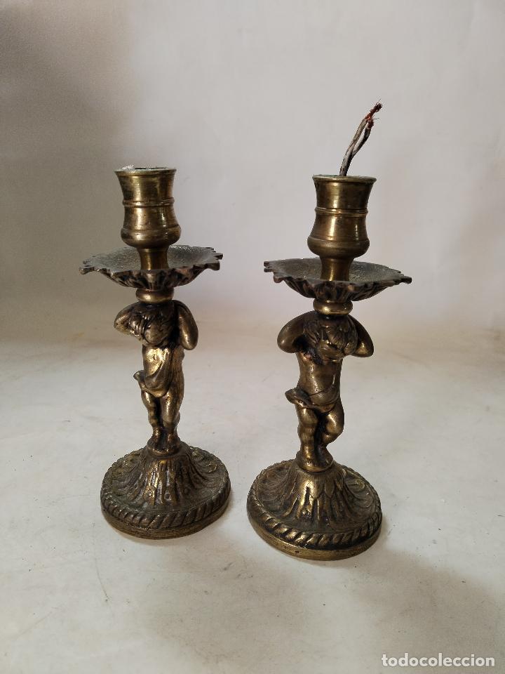 Antig&uuml;edades: 2 candelabros angelitos de bronce - Foto 4