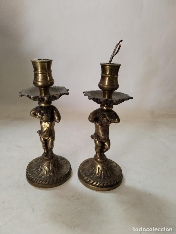 Antig&uuml;edades: 2 candelabros angelitos de bronce - Foto 5