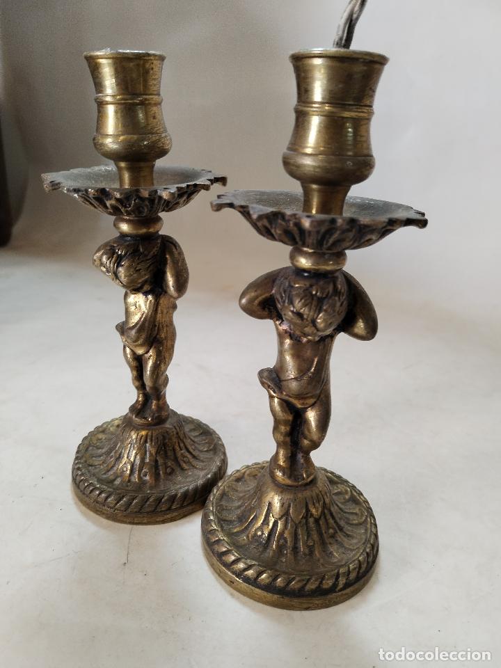 Antig&uuml;edades: 2 candelabros angelitos de bronce - Foto 1