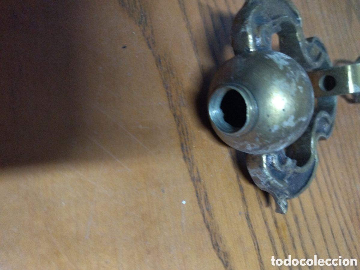 Antig&uuml;edades: Cadena de lat&oacute;n para l&aacute;mpara con flor&oacute;n. - Foto 3
