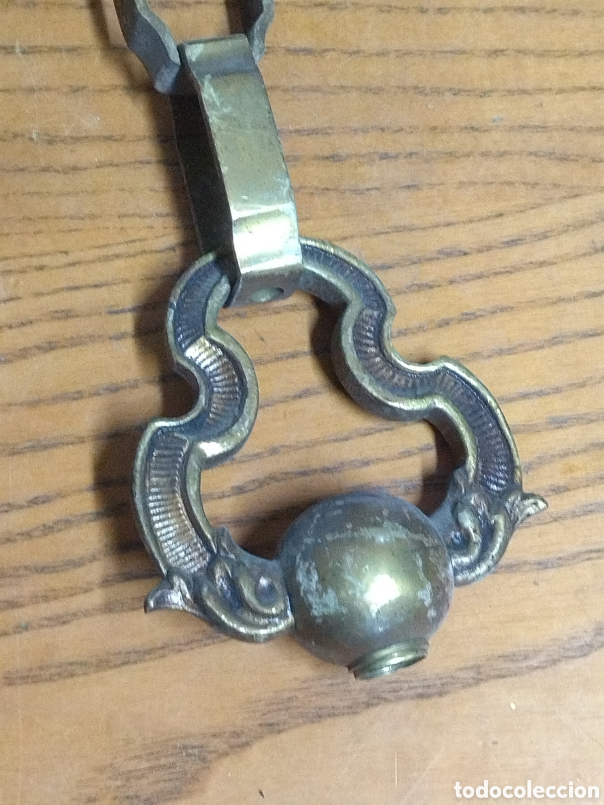Antig&uuml;edades: Cadena de lat&oacute;n para l&aacute;mpara con flor&oacute;n. - Foto 4