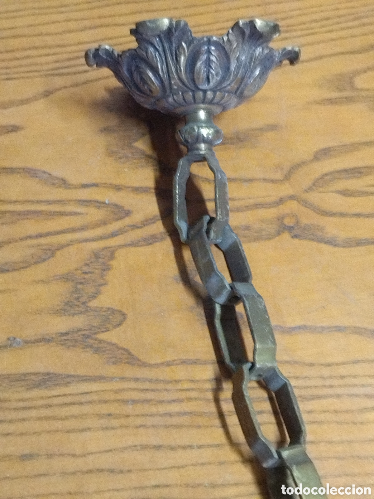 Antig&uuml;edades: Cadena de lat&oacute;n para l&aacute;mpara con flor&oacute;n. - Foto 5