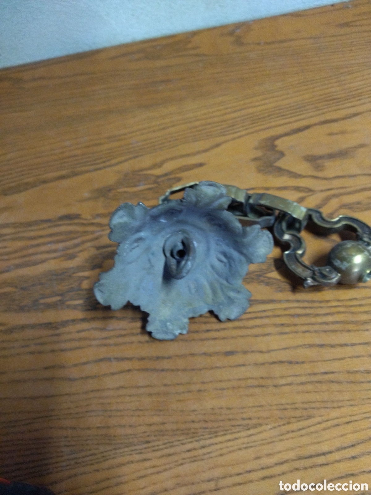 Antig&uuml;edades: Cadena de lat&oacute;n para l&aacute;mpara con flor&oacute;n. - Foto 6