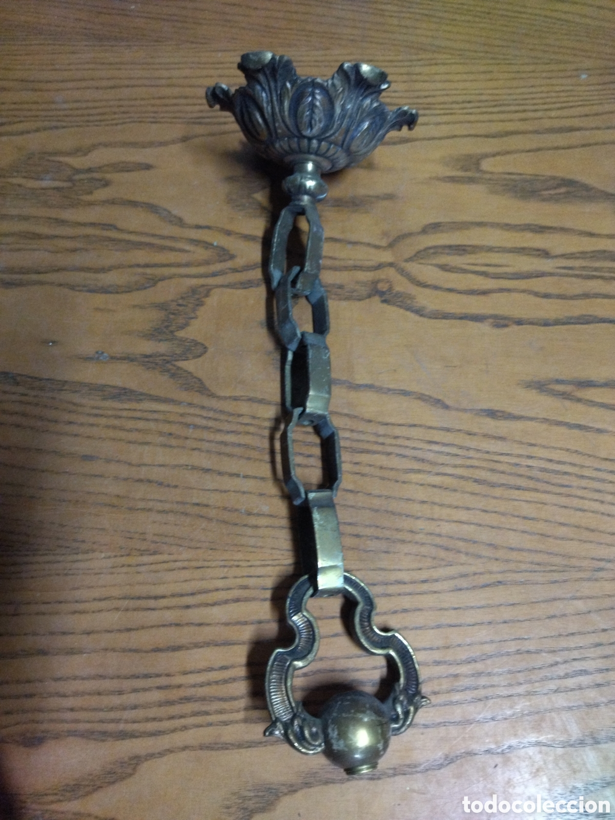 Antig&uuml;edades: Cadena de lat&oacute;n para l&aacute;mpara con flor&oacute;n. - Foto 1