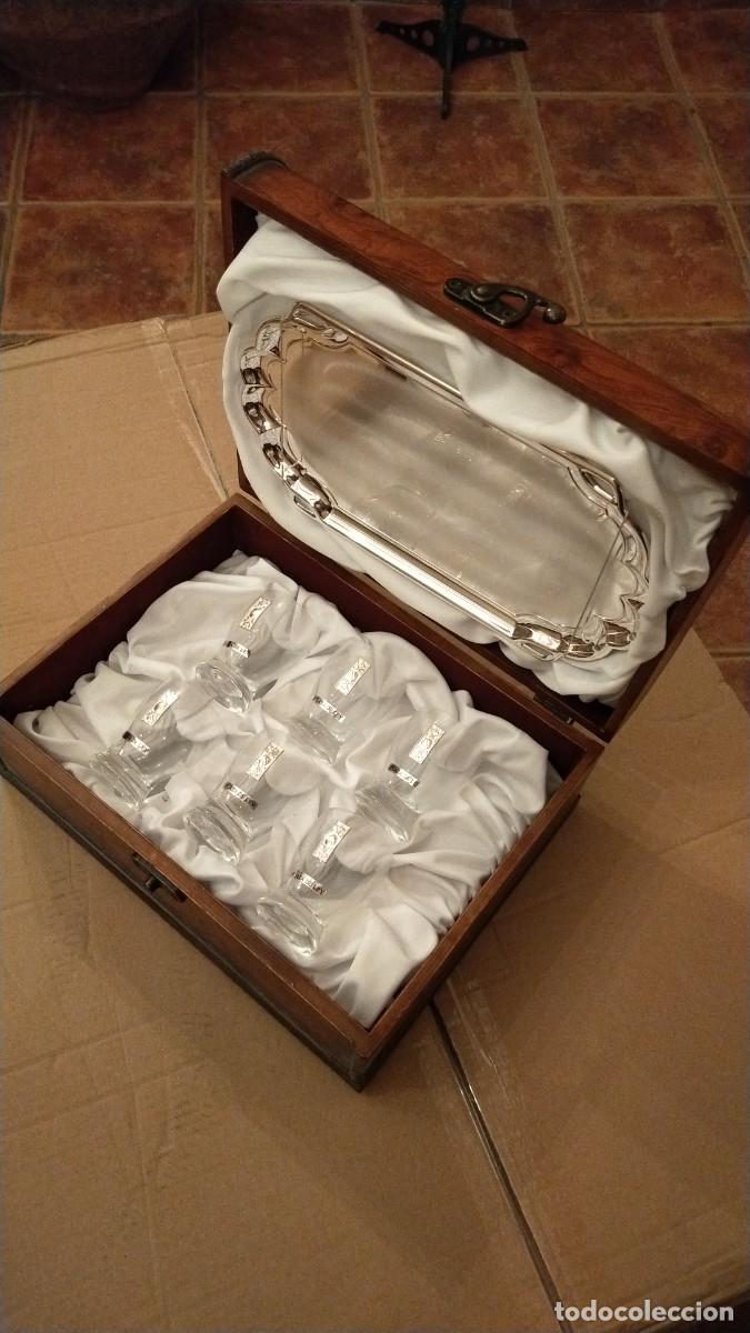 Antig&uuml;edades: Cofre de madera con tazas y bandeja de plata - Foto 1