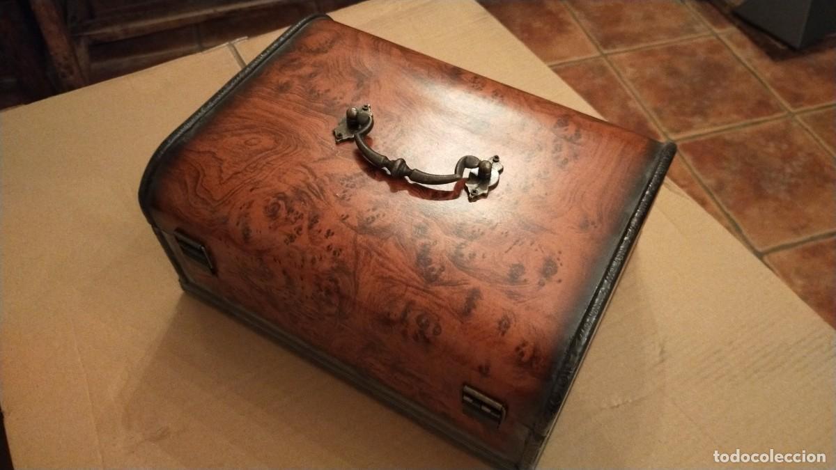 Antig&uuml;edades: Cofre de madera con tazas y bandeja de plata - Foto 4