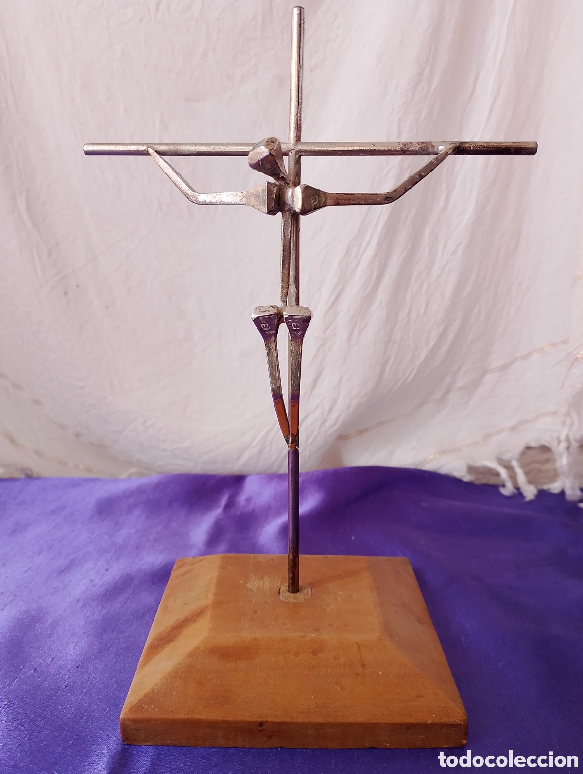Antiguidades: Cristo crucificado cruz crucifijo realizado con clavos antiguo.