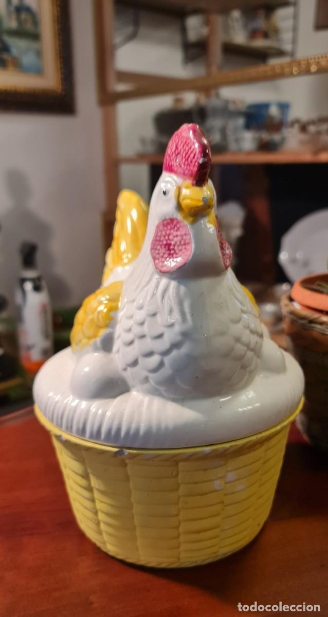 Antig&uuml;edades: Gallina huevera de loza - Foto 2