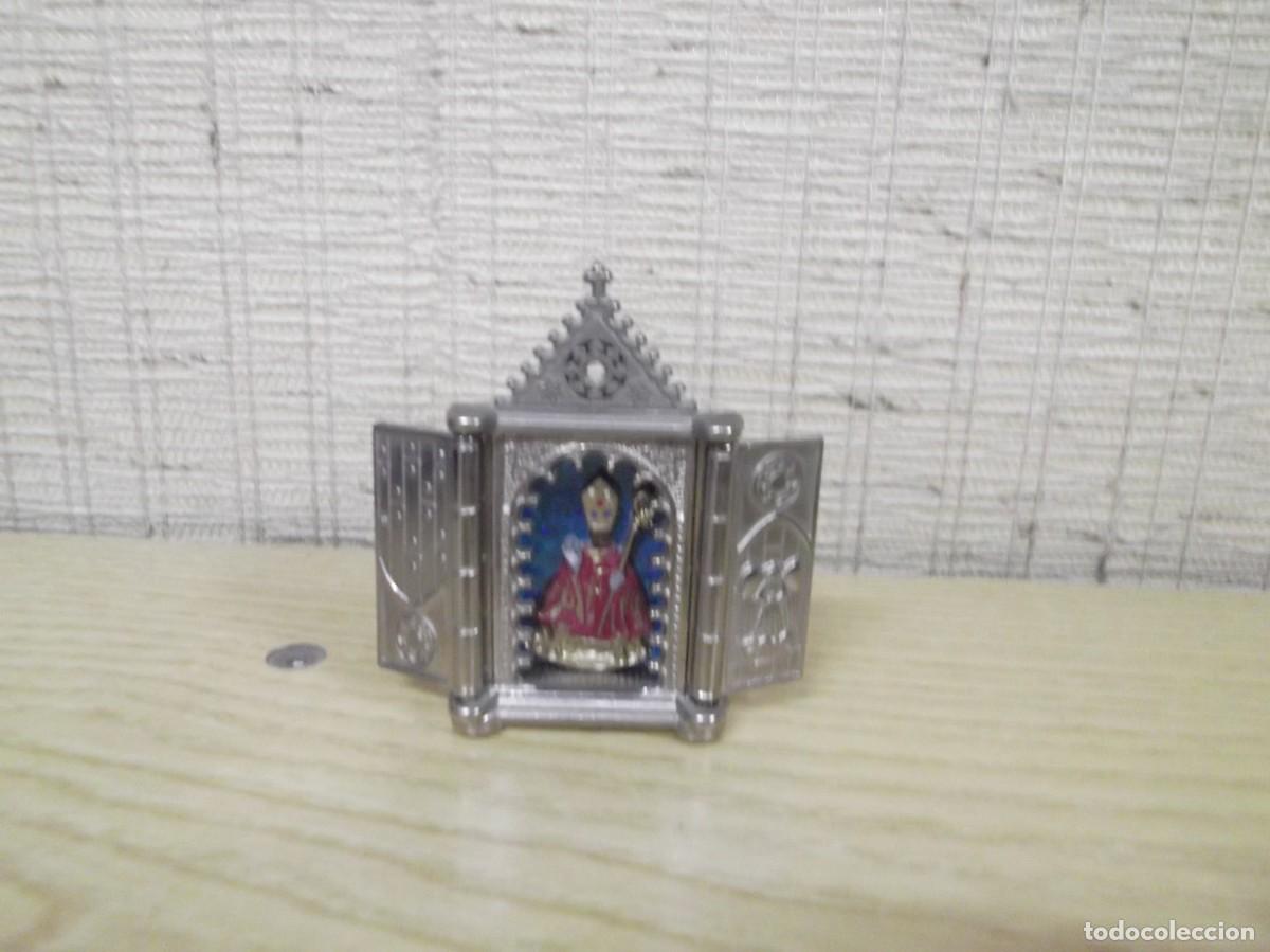 Antig&uuml;edades: Peque&ntilde;a capilla triptica de metal con Papa. - Foto 4