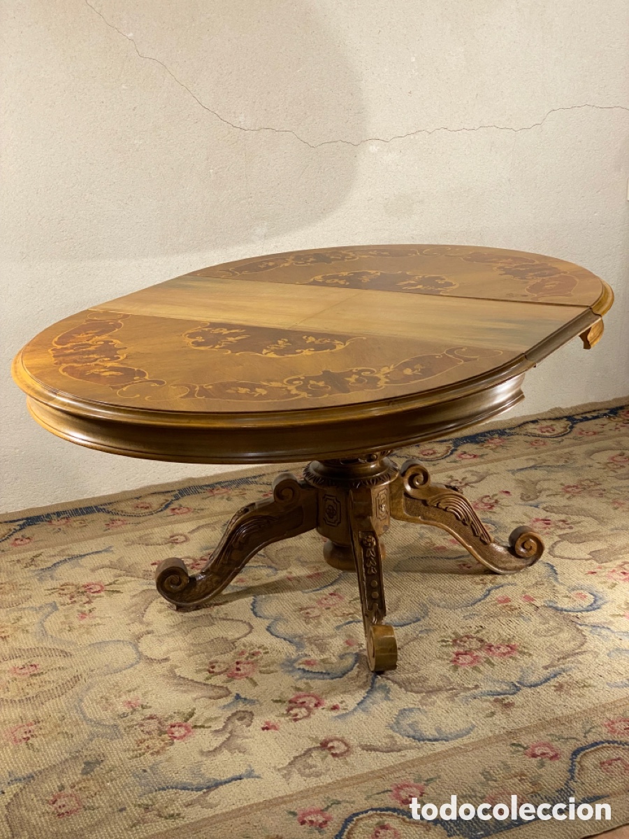 Antig&uuml;edades: Mesa redonda extensible de marqueteria italiana, madera de nogal con incrustaciones. Comedor tallada