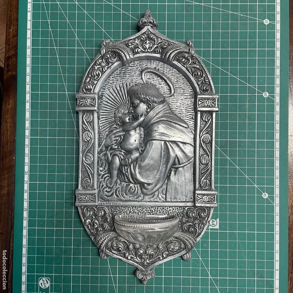 Antig&uuml;edades: Benditera de esta&ntilde;o de 30x15cm - Foto 2