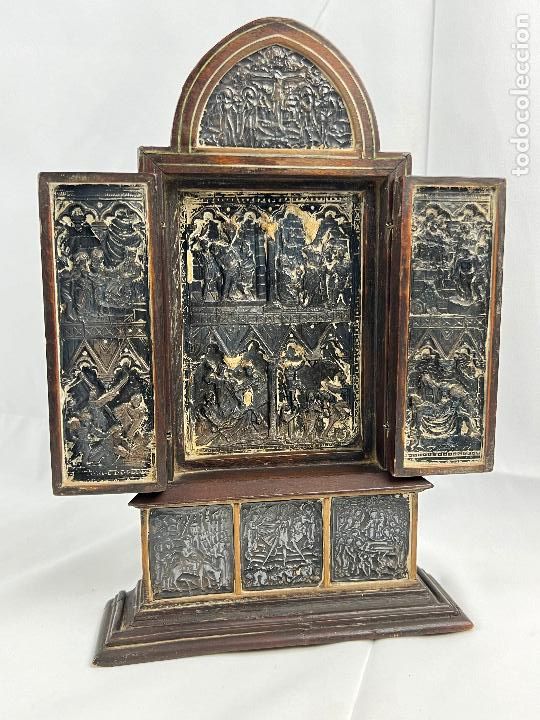 Antig&uuml;edades: Antiguo Tr&iacute;ptico Altar Port&aacute;til Neog&oacute;tico en Madera y Placas de Plata Repujada. S. XIX