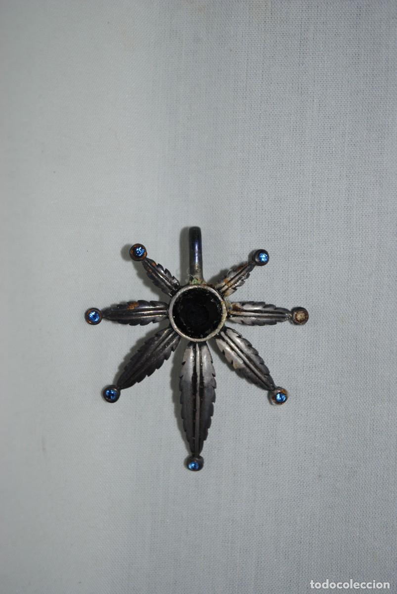 Antig&uuml;edades: COLGANTE DE PLATA EN FORMA DE LA FLOR DE LA MARIA . - Foto 1
