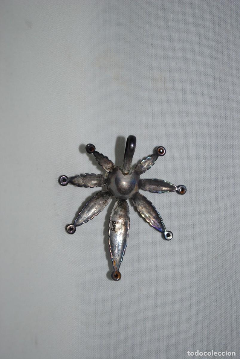 Antig&uuml;edades: COLGANTE DE PLATA EN FORMA DE LA FLOR DE LA MARIA . - Foto 2
