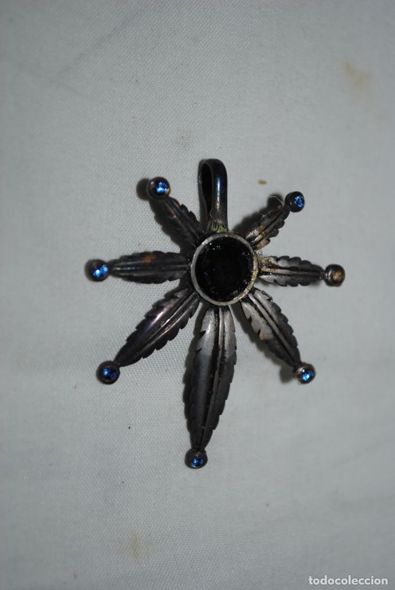 Antig&uuml;edades: COLGANTE DE PLATA EN FORMA DE LA FLOR DE LA MARIA . - Foto 3
