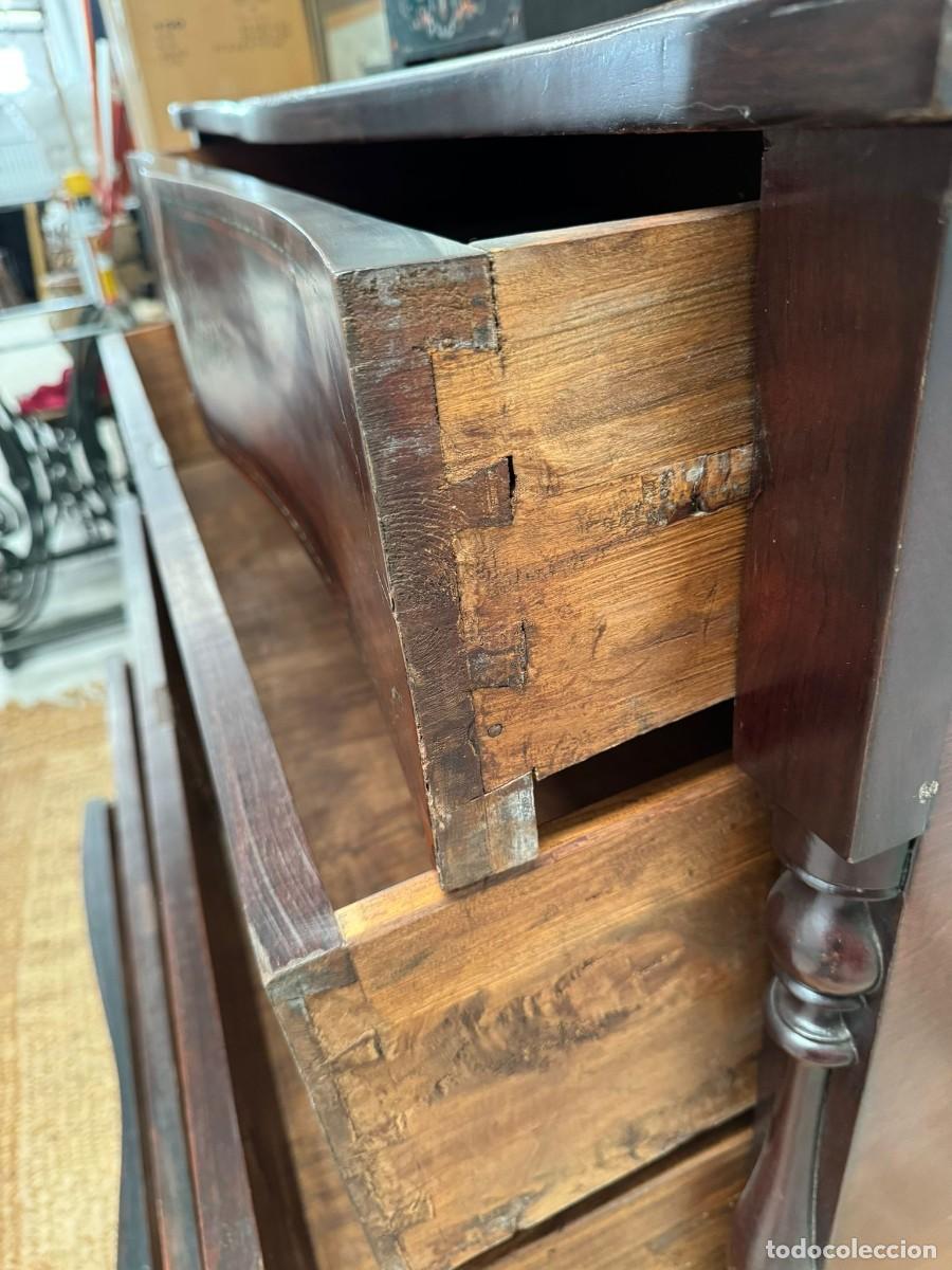 Antig&uuml;edades: C&oacute;moda de 5 cajones en caoba e incrustaciones en zinc. - Foto 4