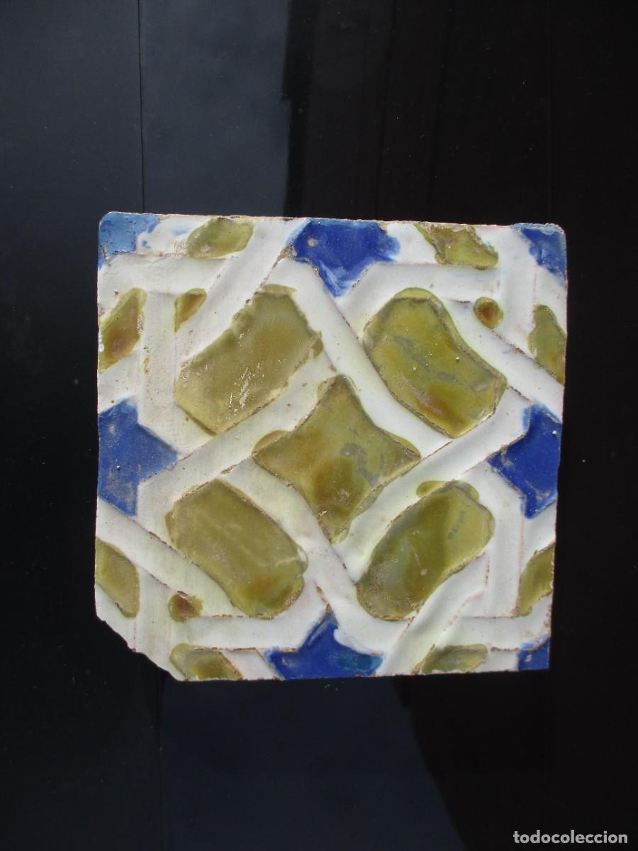 Antig&uuml;edades: Azulejo de reflejos oro siglo XIX - Foto 1