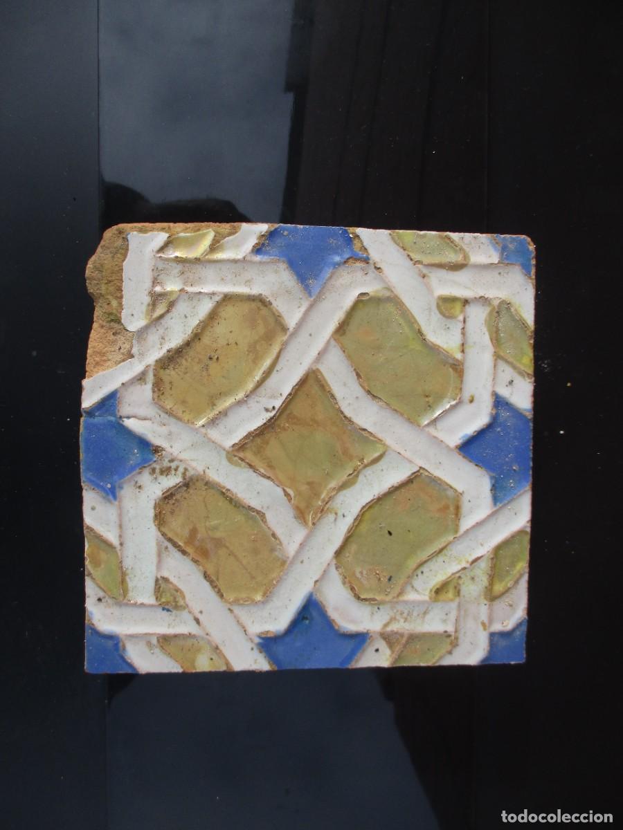 Antig&uuml;edades: Azulejo de reflejos oro siglo XIX - Foto 1