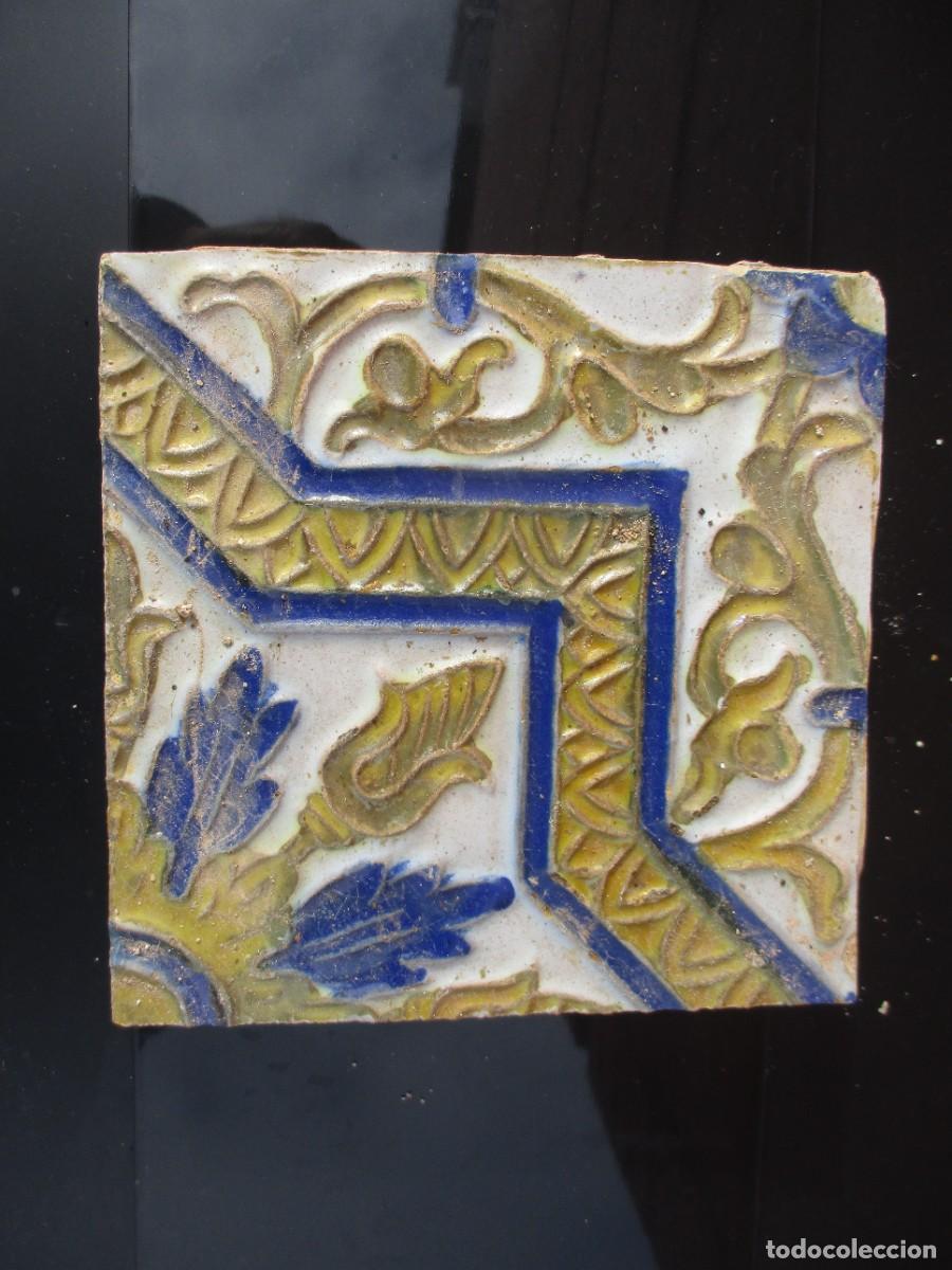 Antig&uuml;edades: Azulejo de reflejos oro siglo XIX - Foto 1