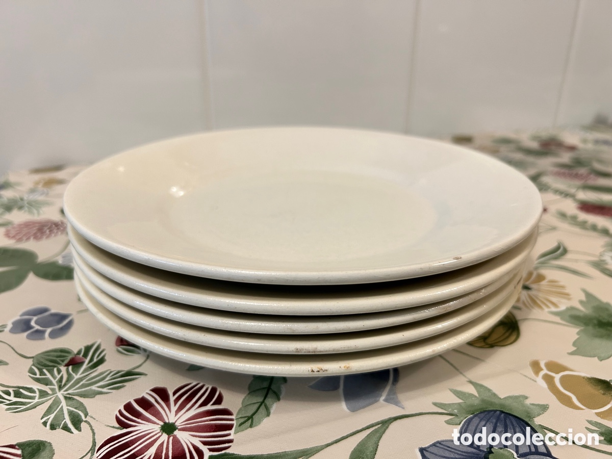 Oggetti Antichi: 5 CINCO ANTIGUOS PLATOS BLANCOS LLANOS. SELLO VARGAS SEGOVIA.