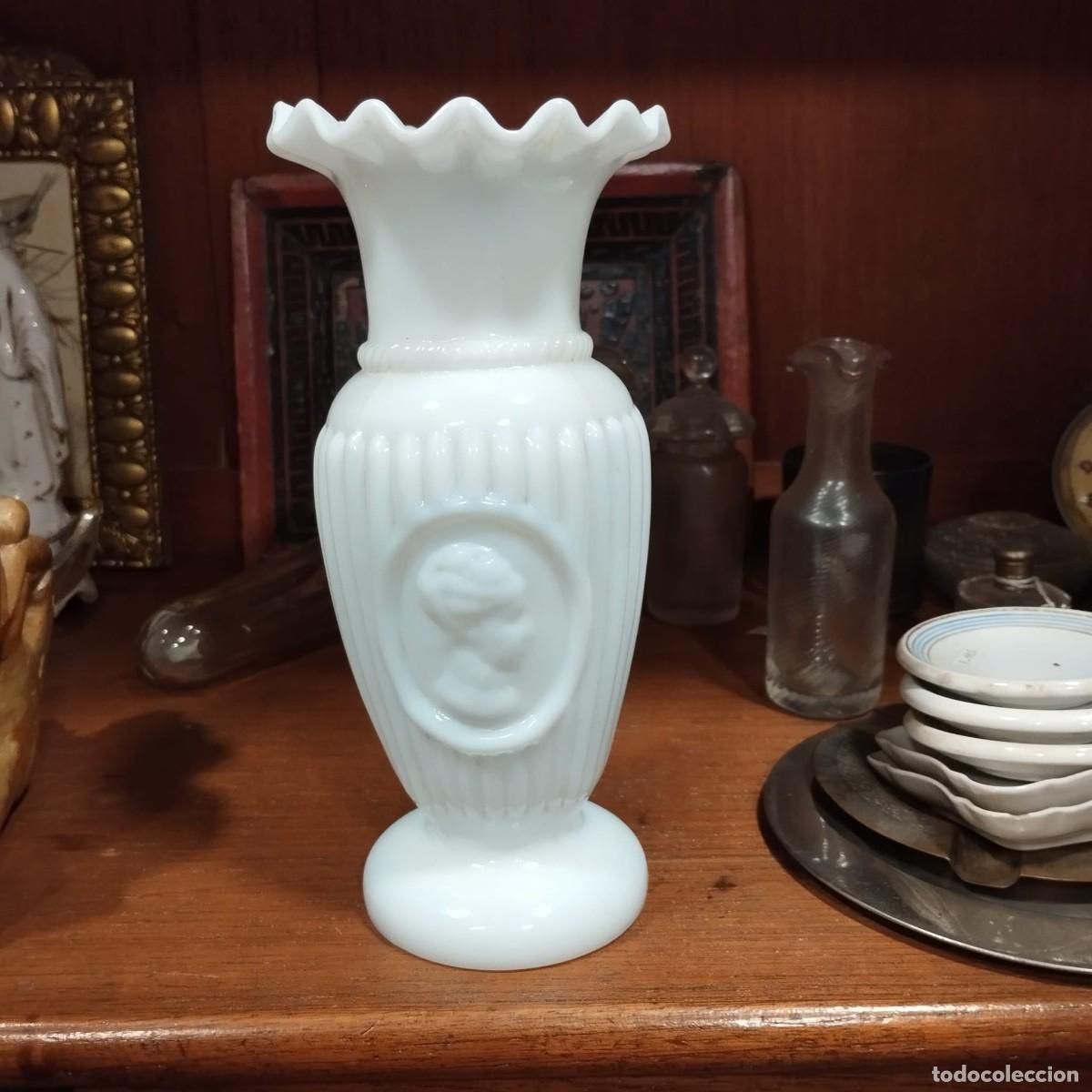 Antig&uuml;edades: JARR&Oacute;N DE OPALINA BLANCO SIGLO XIX - Foto 1