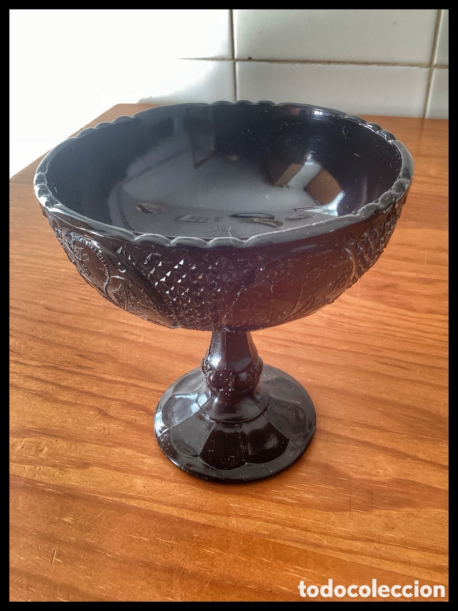 Antig&uuml;edades: Rara Copa de opalina negra con relieves. - Foto 1