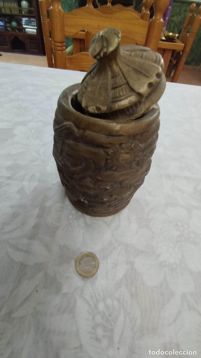 Antig&uuml;edades: Urna labrada hindu con tapa. Maciza - Foto 1