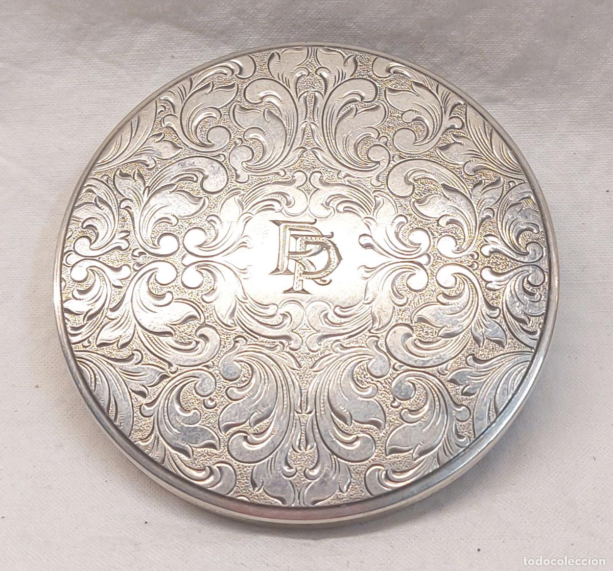 Antig&uuml;edades: Polvera con Espejo Cinzelada a&ntilde;os 40. Med. 7 cm - Foto 1