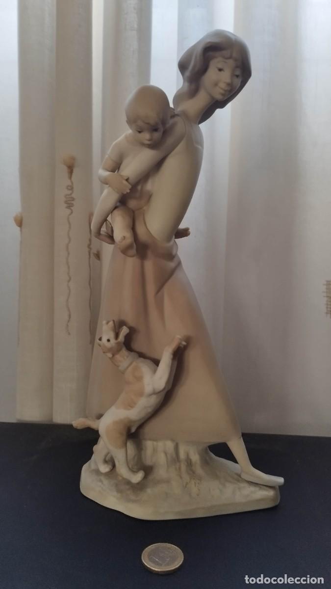 Antiguidades: Figura joven con bebe al hombro y perro &ldquo;made in Spain&rdquo; probable Lladr&oacute; numerada