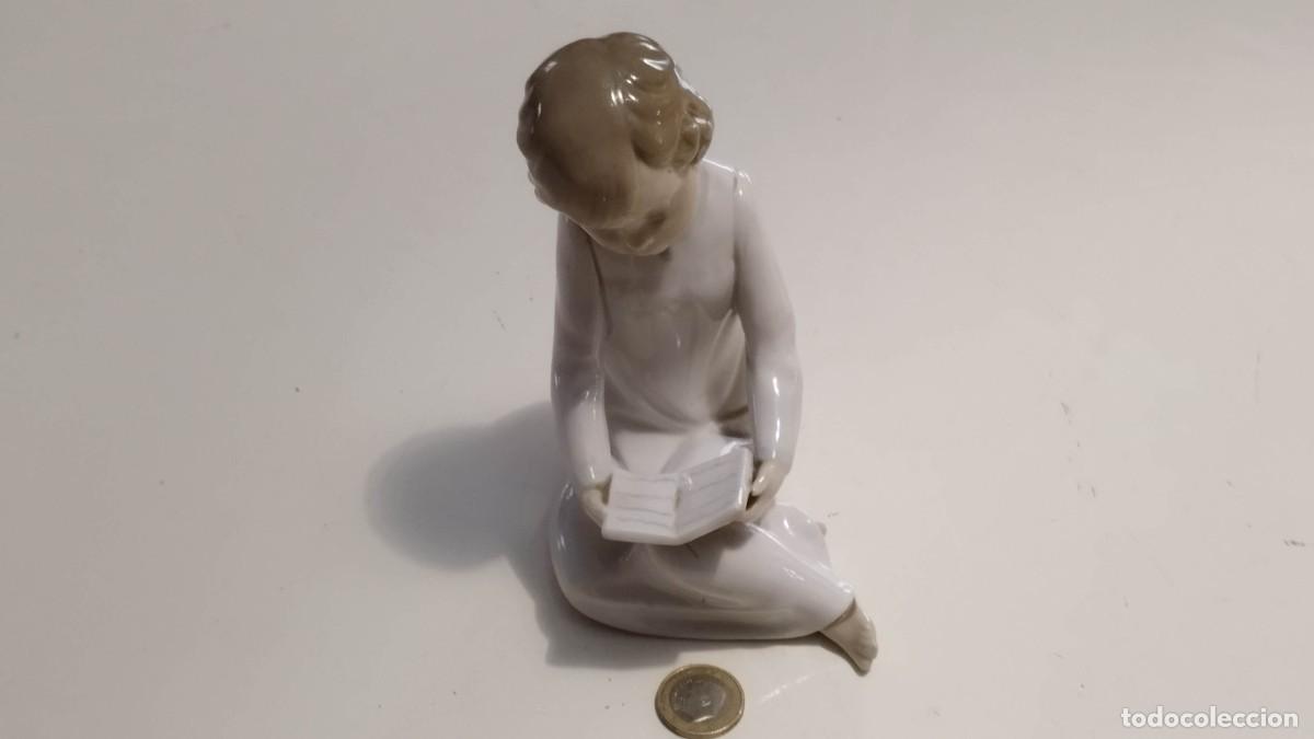 Antiquit&eacute;s: Figura de ni&ntilde;o leyendo de porcelana