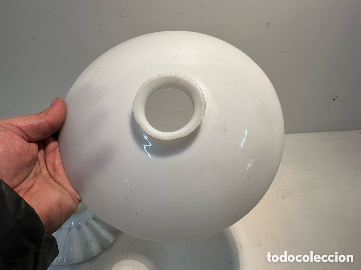 Antig&uuml;edades: DOS TULIPAS DE OPALINA BLANCA ANTIGUAS. - Foto 2