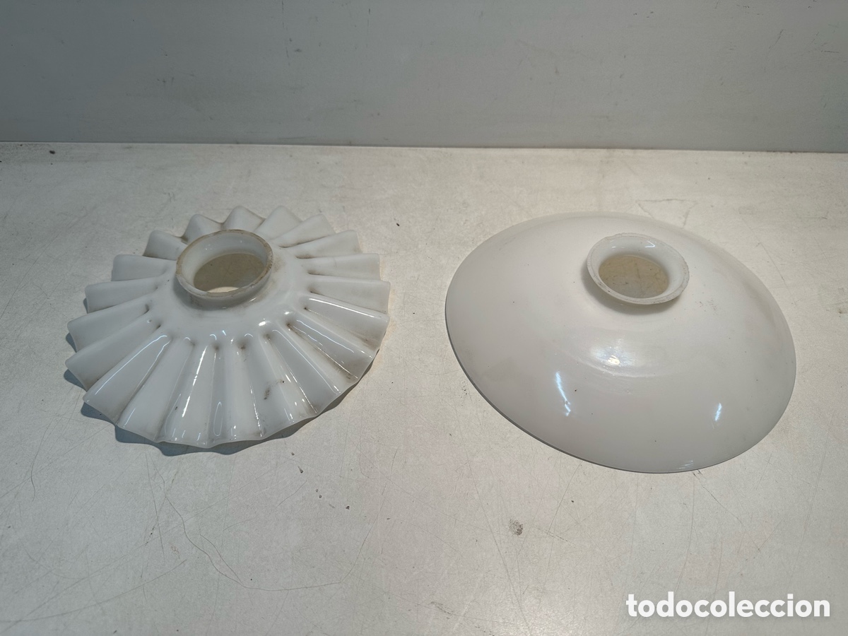 Antig&uuml;edades: DOS TULIPAS DE OPALINA BLANCA ANTIGUAS. - Foto 1