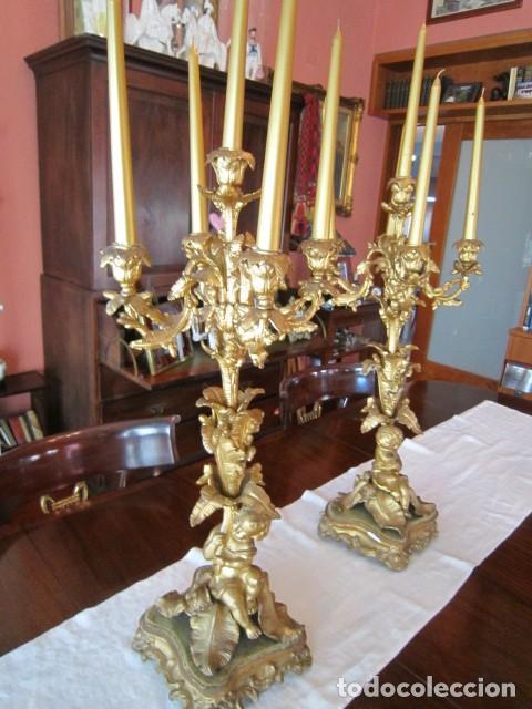 Antig&uuml;edades: Pareja de candelabros dorados de bronce y ormolu - Foto 1