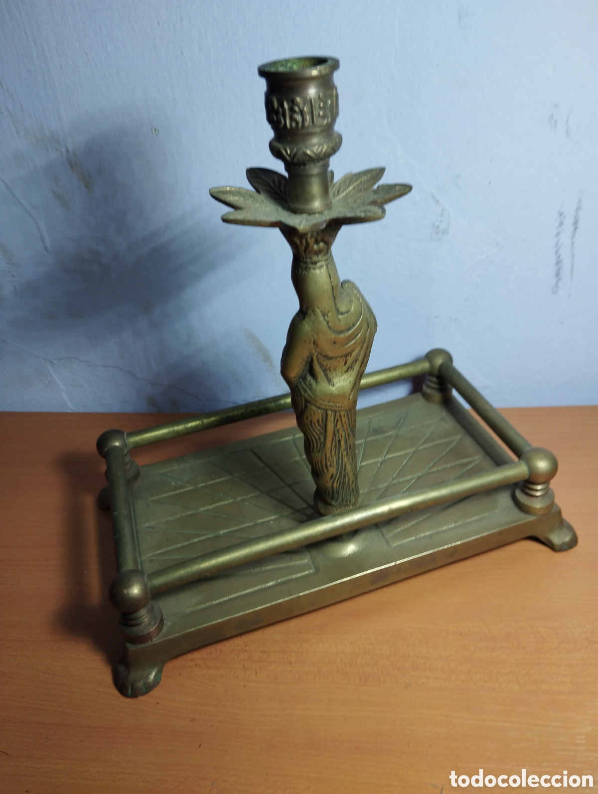 Antig&uuml;edades: Candelabro lat&oacute;n mujer - Foto 3