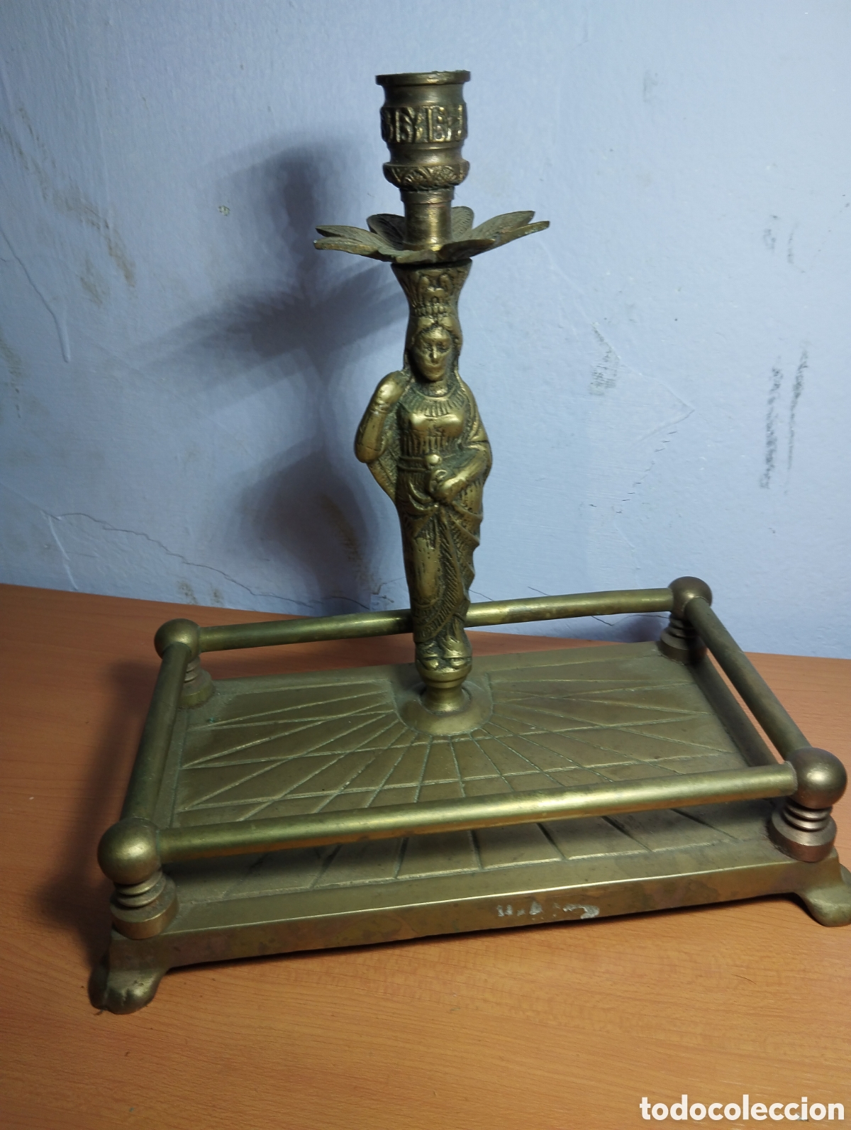 Antig&uuml;edades: Candelabro lat&oacute;n mujer - Foto 1