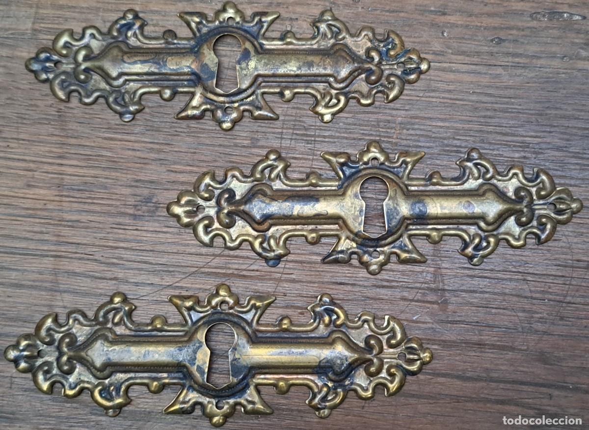 Antig&uuml;edades: 3 chapas boca llaves de lat&oacute;n - Foto 1