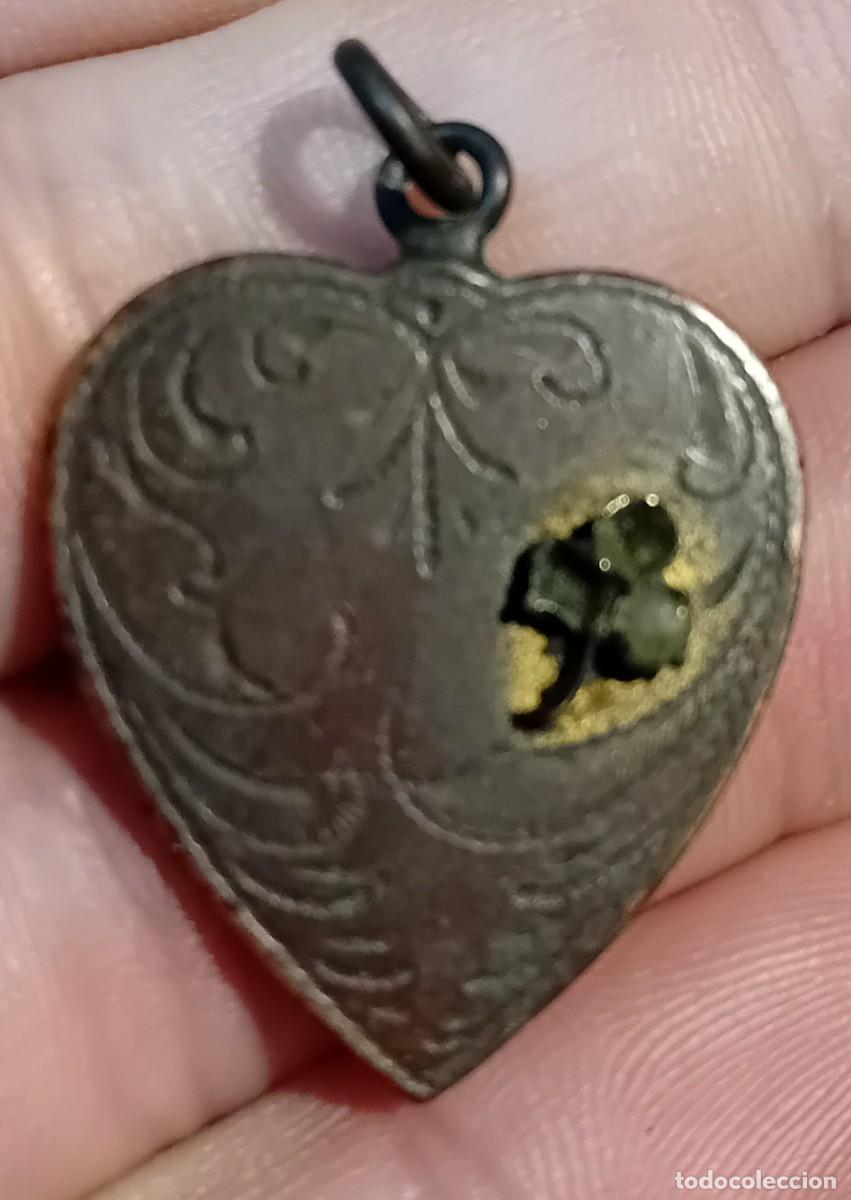 Antig&uuml;edades: Antigua medalla de bronce con forma de coraz&oacute;n S XIX - Foto 1