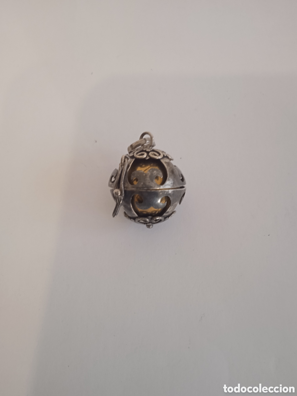Antig&uuml;edades: Sonajero de plata y colgante - Foto 1