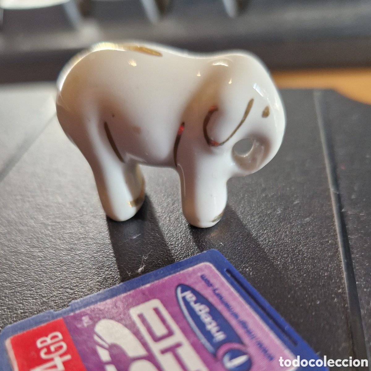 Antiguidades: Figura elefante 2,5 cm - Loza o porcelana blanca decoraci&oacute;n dorada - Sorpresa rosc&oacute;n
