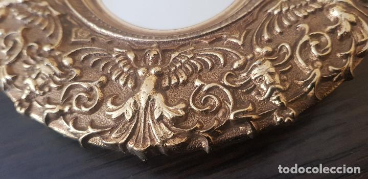 Antig&uuml;edades: ESPEJO DE BRONCE COLGAR A LA PARED 15X2 CM - Foto 2