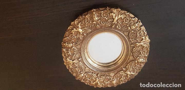 Antig&uuml;edades: ESPEJO DE BRONCE COLGAR A LA PARED 15X2 CM - Foto 1